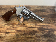 Load image into Gallery viewer, S&amp;W model 67 no dash with box
