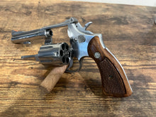 Load image into Gallery viewer, S&amp;W model 67 no dash with box
